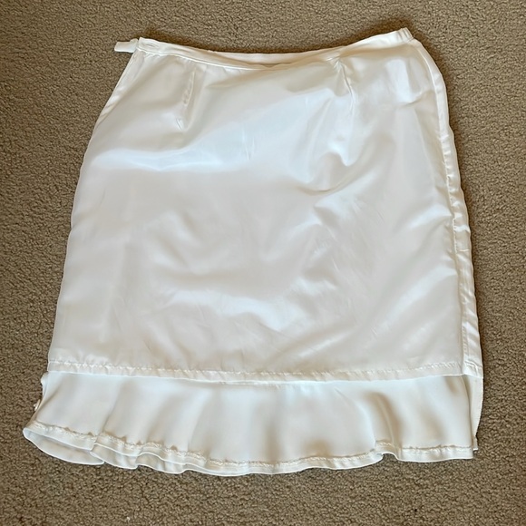 Karen Scott Ruffled Bottom White Skirt. - Picture 3 of 7